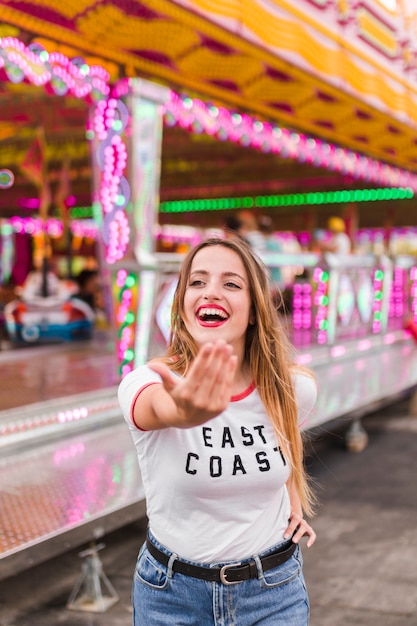 Free photo blonde young girl in the amusement park