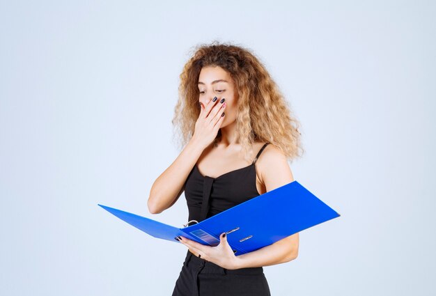 Free photo blondie girl checking the reports with surprize.