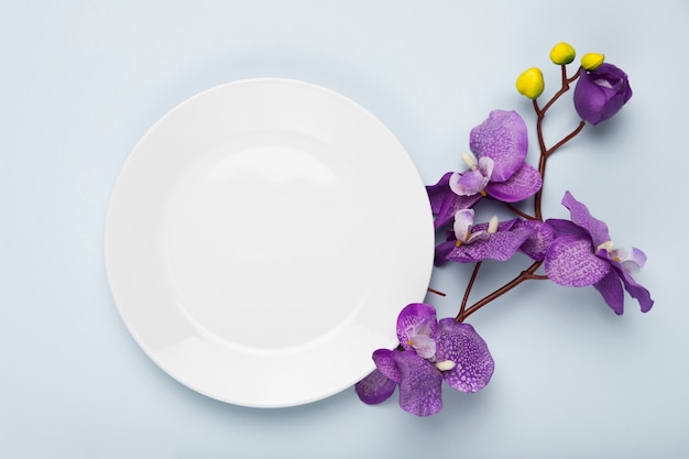 Free photo blooming flowers with white plate