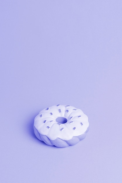 Free Photo blue background with isometric donut