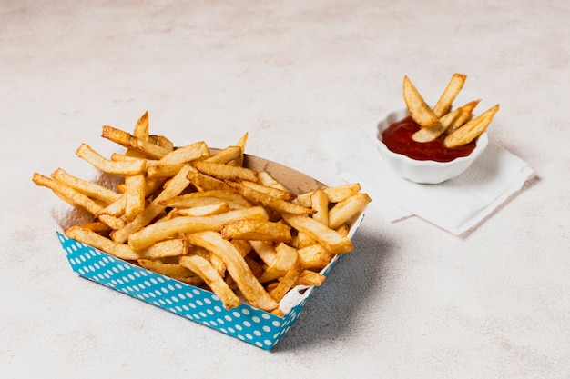 Free photo blue box of french fries with ketchup