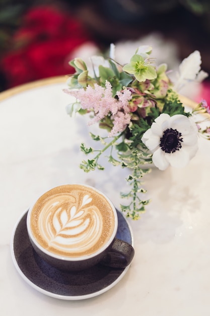 Free photo blue ceramic teacup with latte