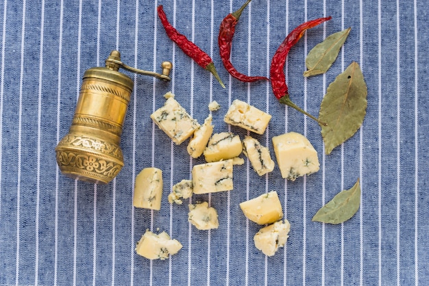 Free photo blue cheese near dry red pepper and leaves