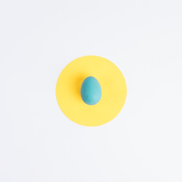 Free photo blue easter egg on yellow circle