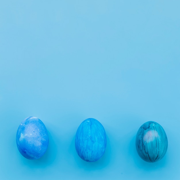 Free photo blue eggs on blue background