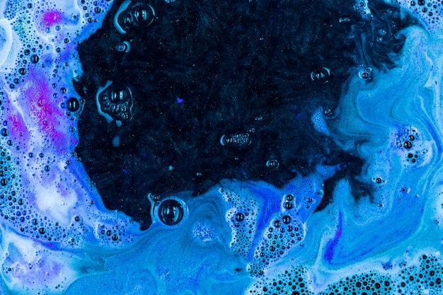 Free photo blue foam on liquid