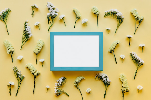 Free photo blue frame in different flowers