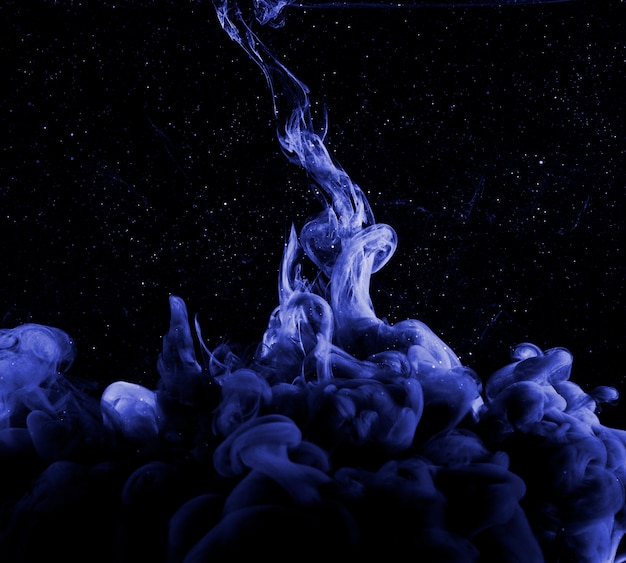 Free Photo blue haze in dark liquid