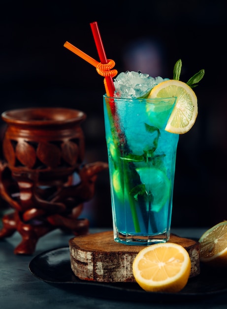 blue iced cocktail with lemon slice