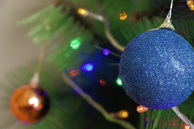 Free photo blue ornament decoration on the christmas tree under the lights