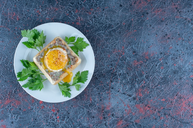 Free Photo a blue plate of delicious toast with meat and vegetables.