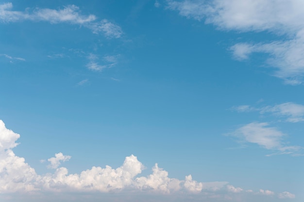 Free photo blue sky and fluffy clouds