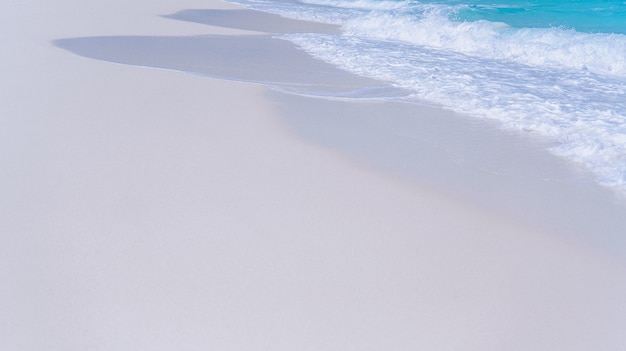 Free photo blue water waves on the shore of an ocean