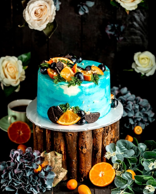 Free photo blue white cake with fruits