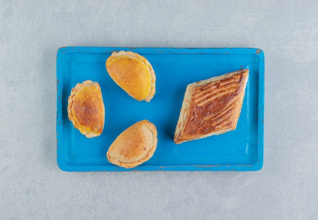 Free photo a blue wooden board full of sweet cookies .