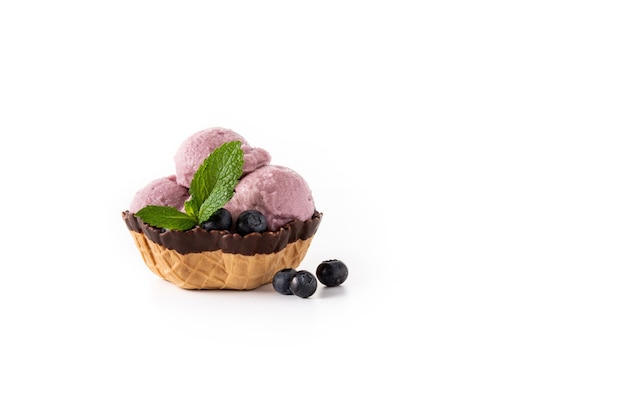 Free photo blueberry ice cream scoop in paper cup