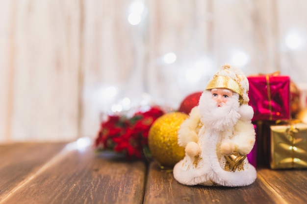 Free photo blurred christmas background with santa