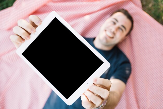 Free photo blurred man showing tablet