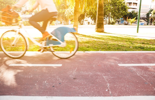 Free photo blurred motion of a person riding the bicycle in park