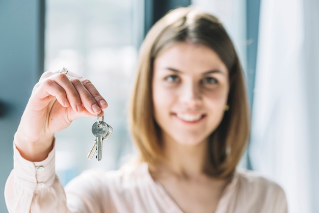 Free photo blurred woman showing keys