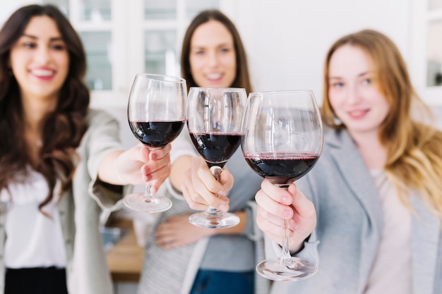 Free photo blurred women with wineglasses