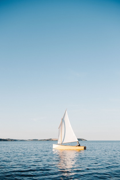 Free photo boat sailing on the sea on a sunny day