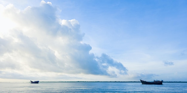 Free photo boat on tropical river with blue sky