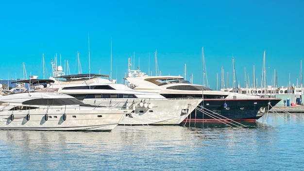 Free photo boats on the water in alicante