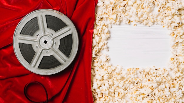 Free photo bobbin and popcorn with frame