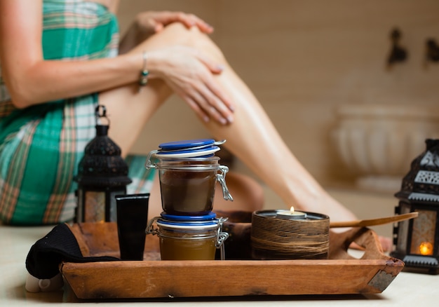 Free photo body masks in glass in the  with woman in turkish hamam