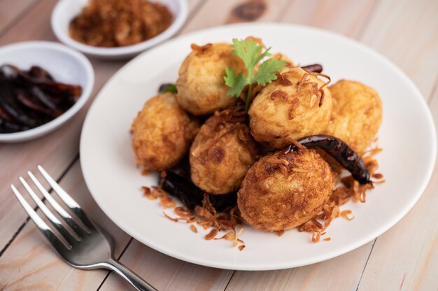 Boiled eggs stir-fried with tamarind sauce.