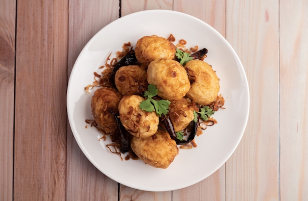 Boiled eggs stir-fried with tamarind sauce.