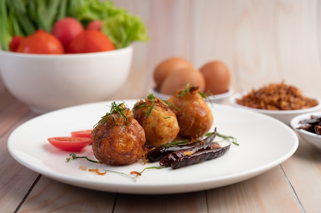 Free Photo boiled eggs stir-fried with tamarind sauce.