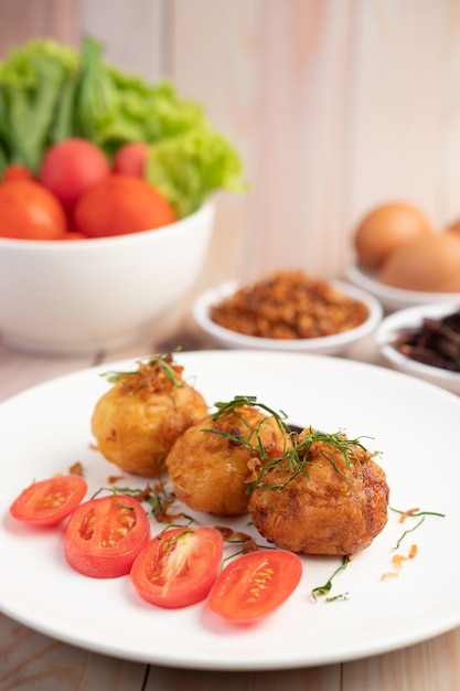 Free photo boiled eggs stir-fried with tamarind sauce.