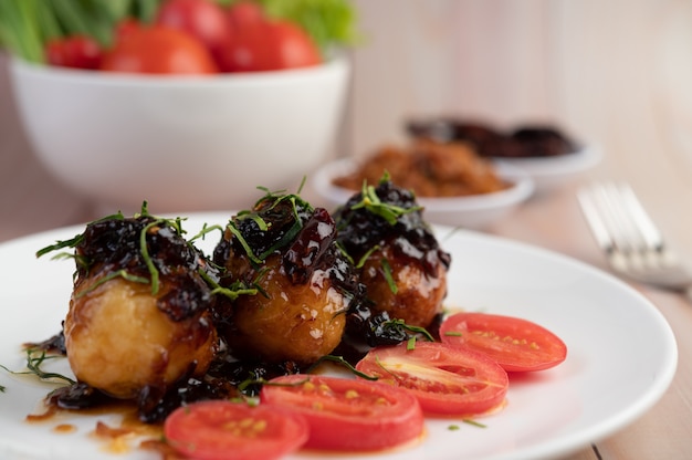 Boiled eggs stir-fried with tamarind sauce.