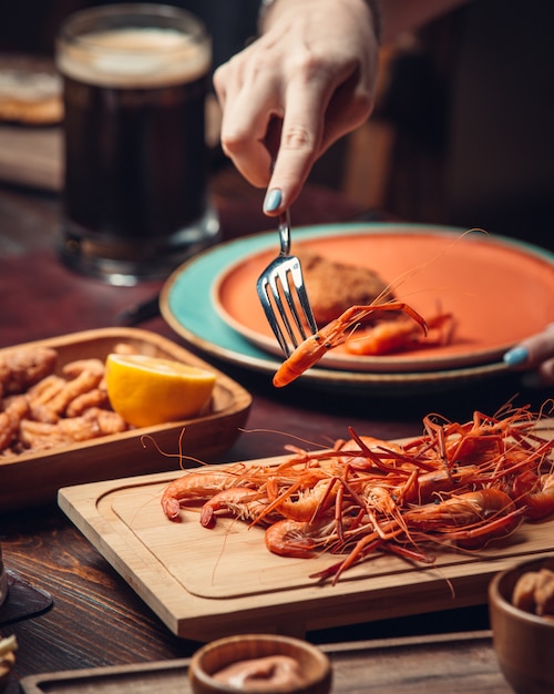 Free photo boiled shrimp