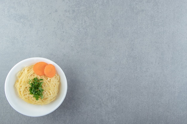 Boiled spaghetti pasta in white bowl