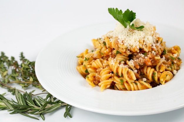 Free photo bolognese pasta with parmesan