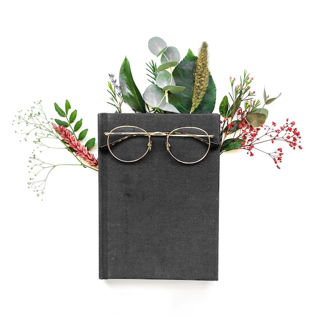 Free Photo book with glasses and leaves