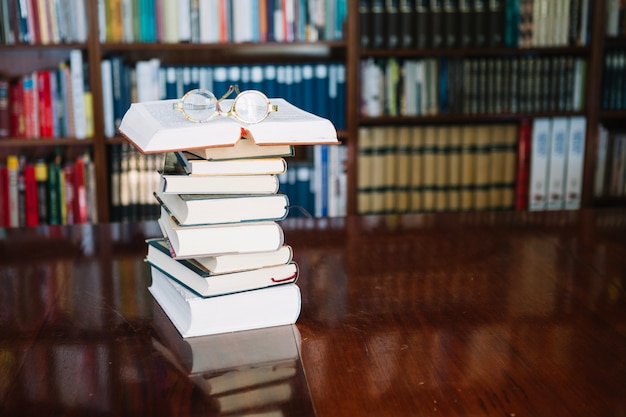 Free photo books and glasses on table in library