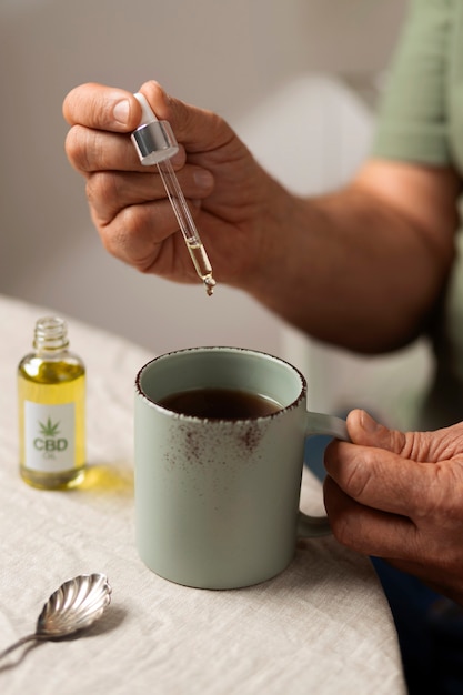 Free Photo boomers using cbd oil and cream for treating body pain