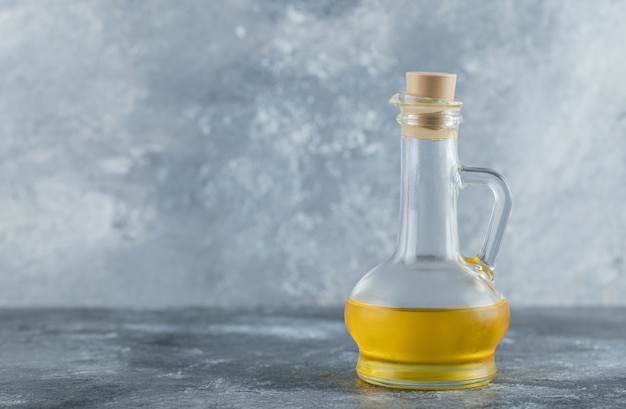 Free photo bottle of oil on the grey background. high quality photo