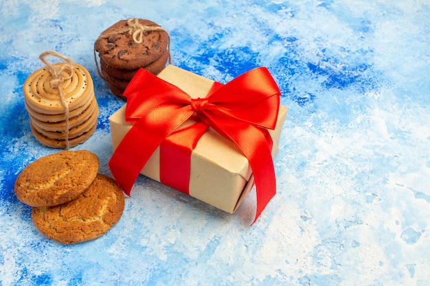 Bottom view cookies tied up with rope gift on blue table copy place