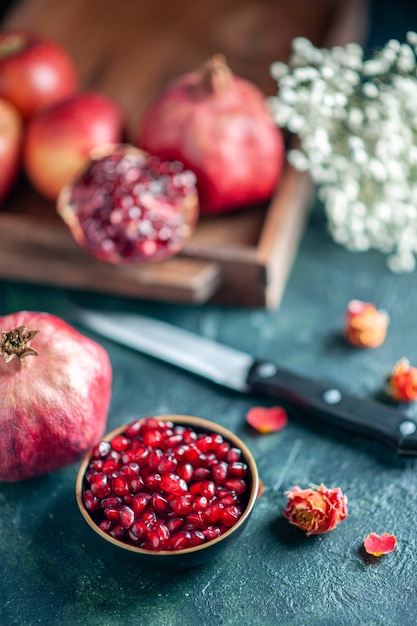 Free photo bottom view pomegranate seeds bowl knife on table