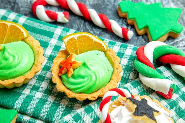 Free Photo bottom view small xmas tarts on tablecloth xmas tree cookie on grey table