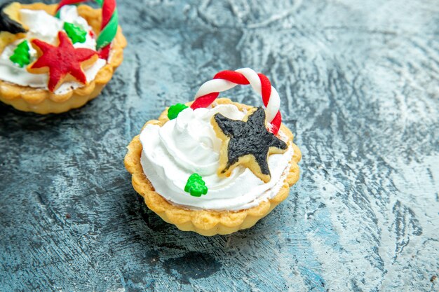 Free photo bottom view xmas tarts on grey table copy space