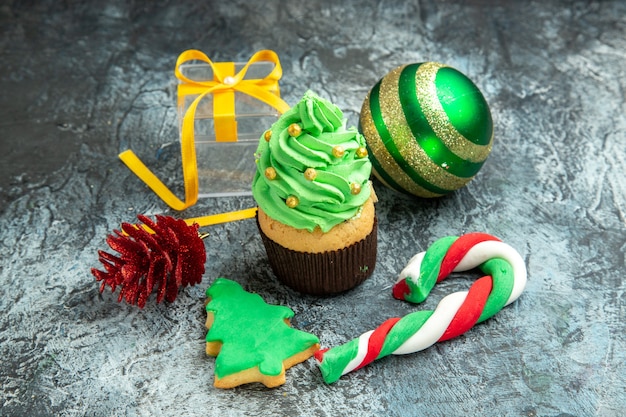 Free Photo bottom view xmas tree cupcake xmas candies xmas tree toys on grey background new year photo