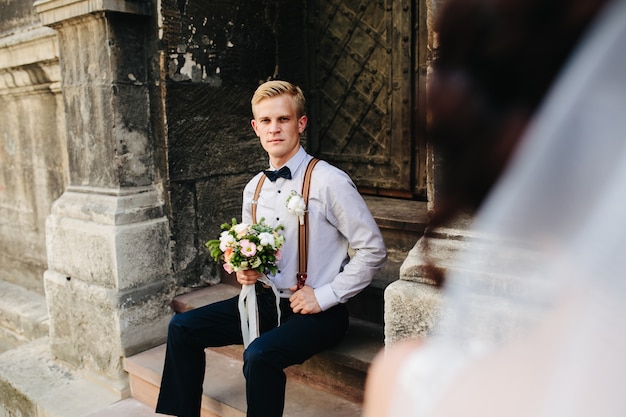 Free photo bouquet boyfriend watching his bride