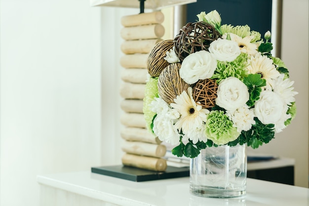 bouquet decor red white bedroom