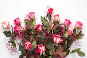 Free photo bouquet of fresh roses with green leaves and decorative plant